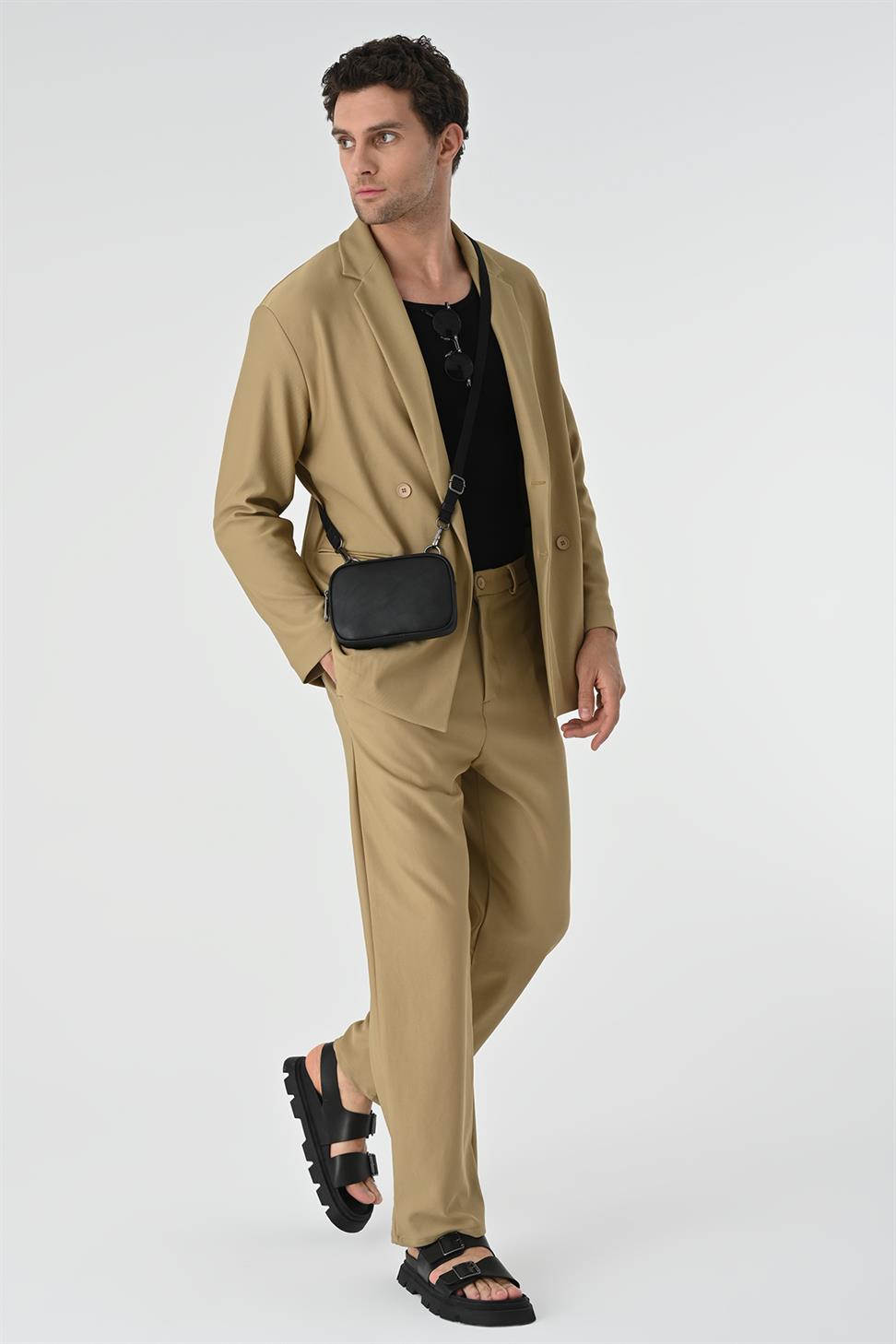 بدلة رجالية مريحة بقص مزدوج الصدر