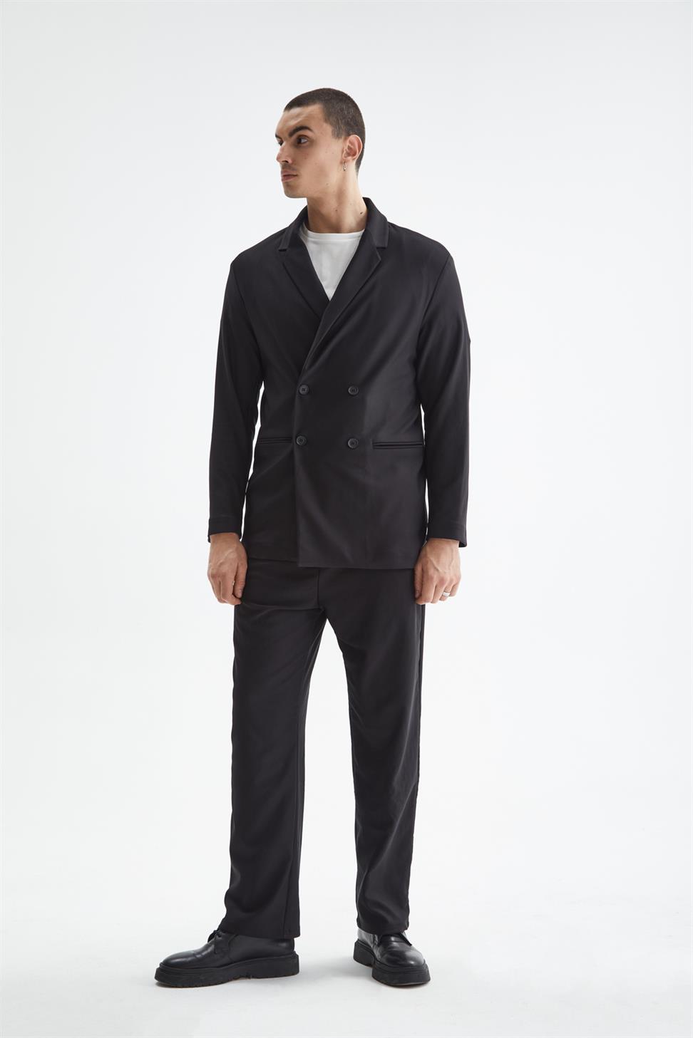 بدلة رجالية مريحة بقص مزدوج الصدر