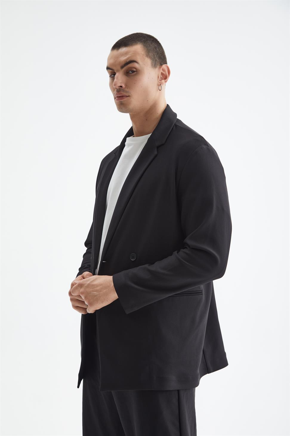 بدلة رجالية مريحة بقص مزدوج الصدر