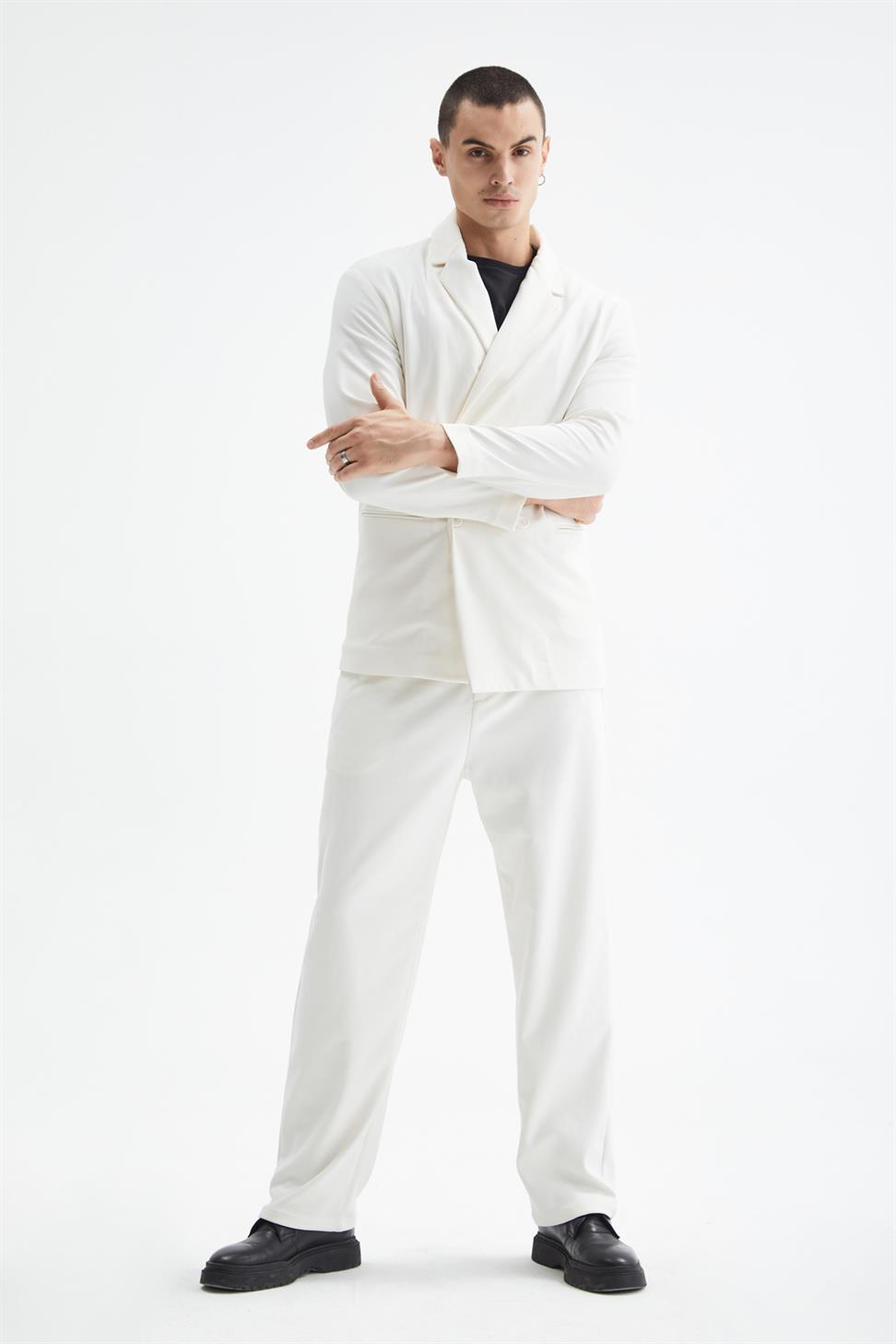 بدلة رجالية مريحة بقص مزدوج الصدر