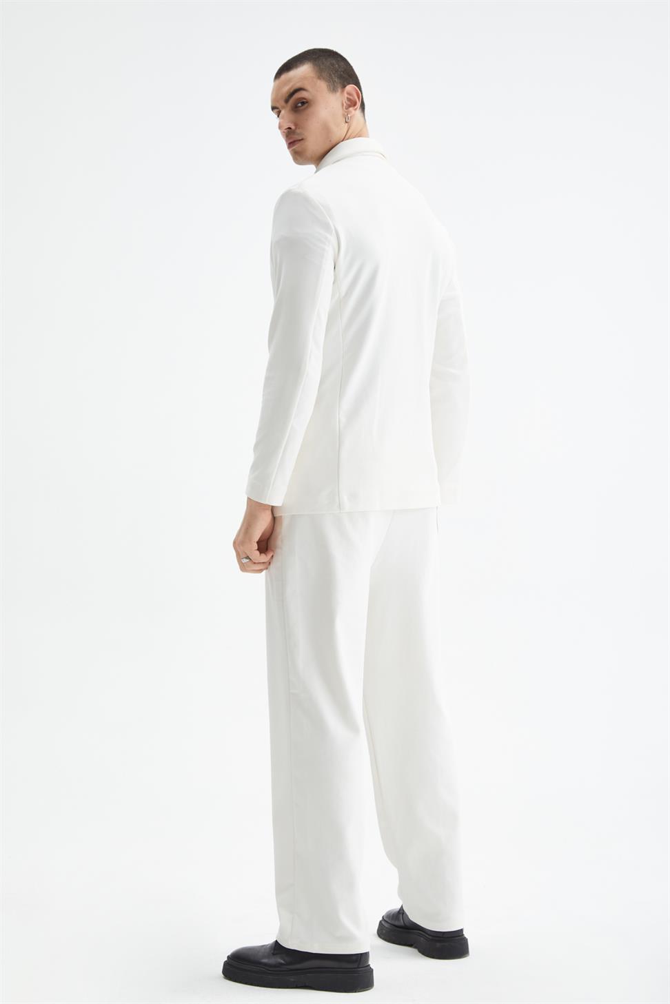 بدلة رجالية مريحة بقص مزدوج الصدر