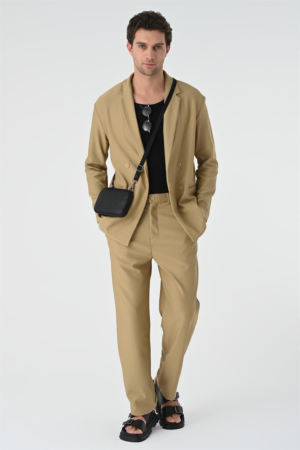 بدلة رجالية مريحة بقص مزدوج الصدر