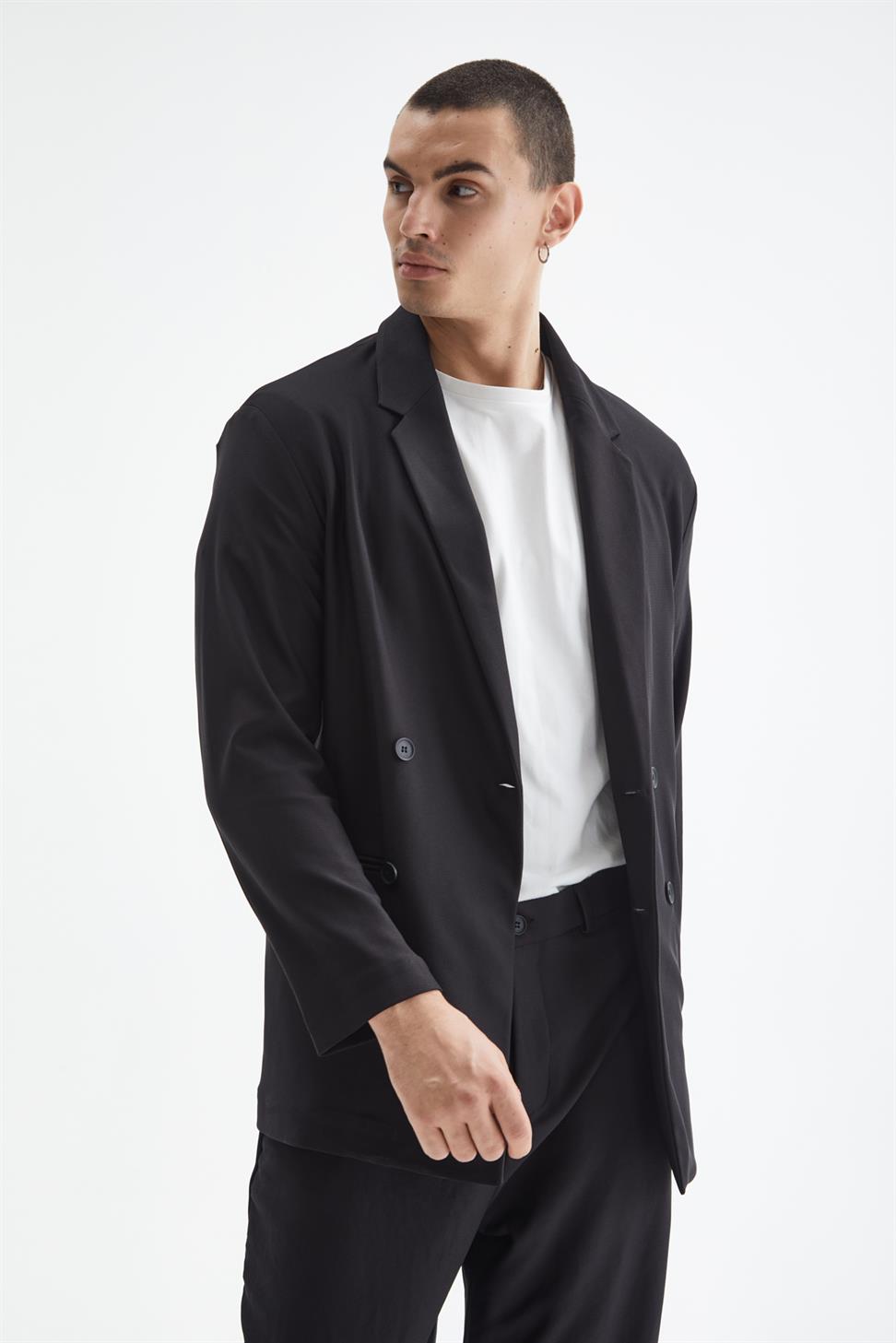 بدلة رجالية مريحة بقص مزدوج الصدر