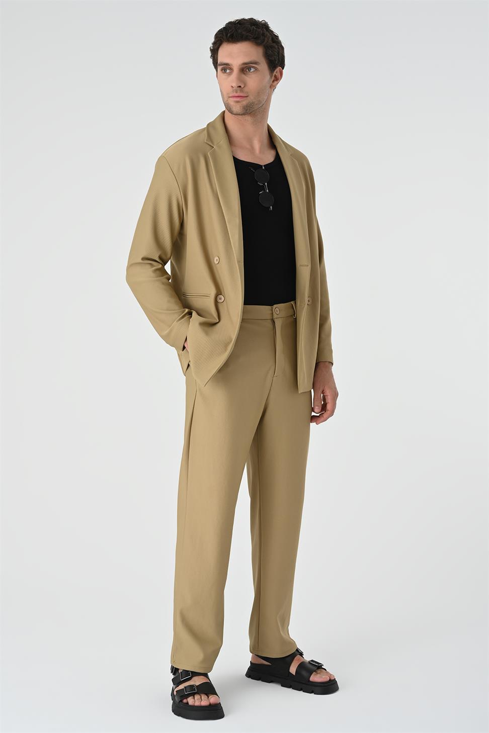 بدلة رجالية مريحة بقص مزدوج الصدر