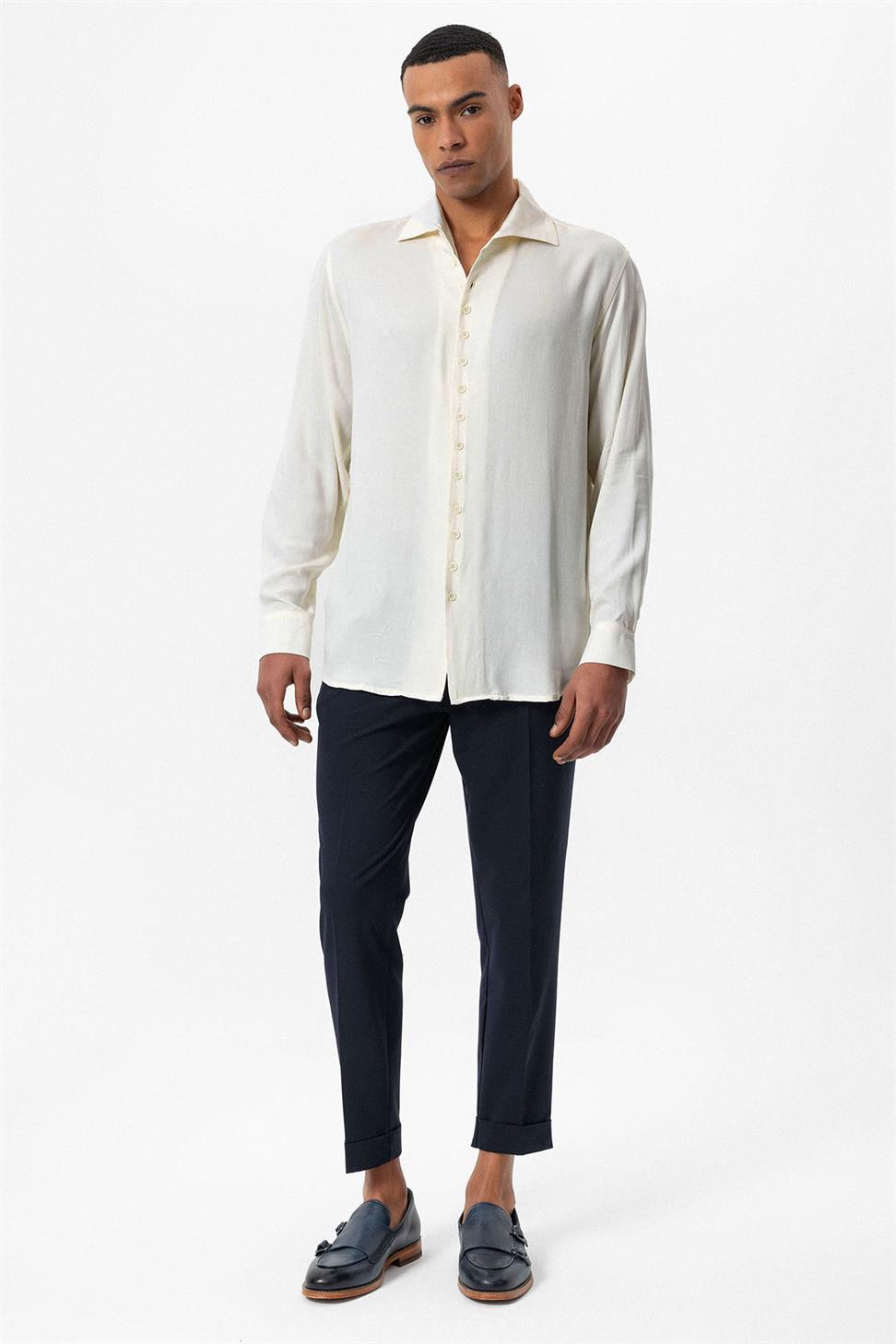 قميص رجالي ذو ياقة مفتوحة بقصة عادية