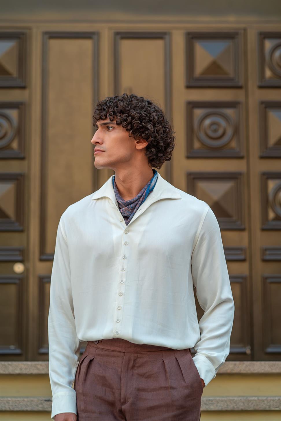 قميص رجالي ذو ياقة مفتوحة بقصة عادية