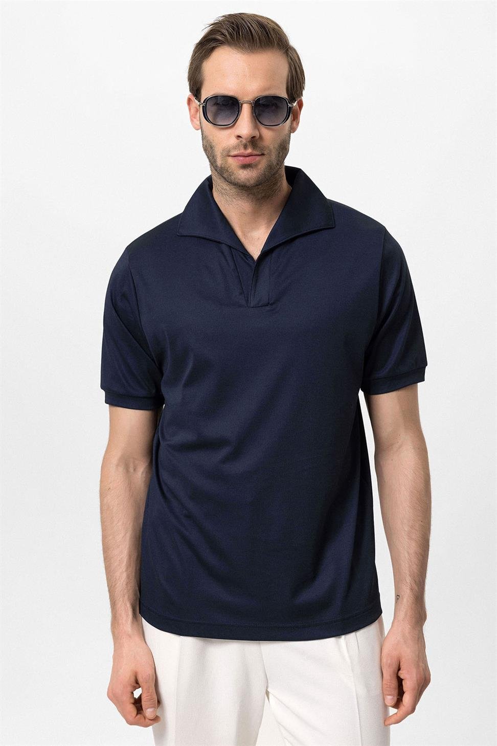 تي شيرت رجالي ذو قصة عادية وفتحة رقبة مفتوحة