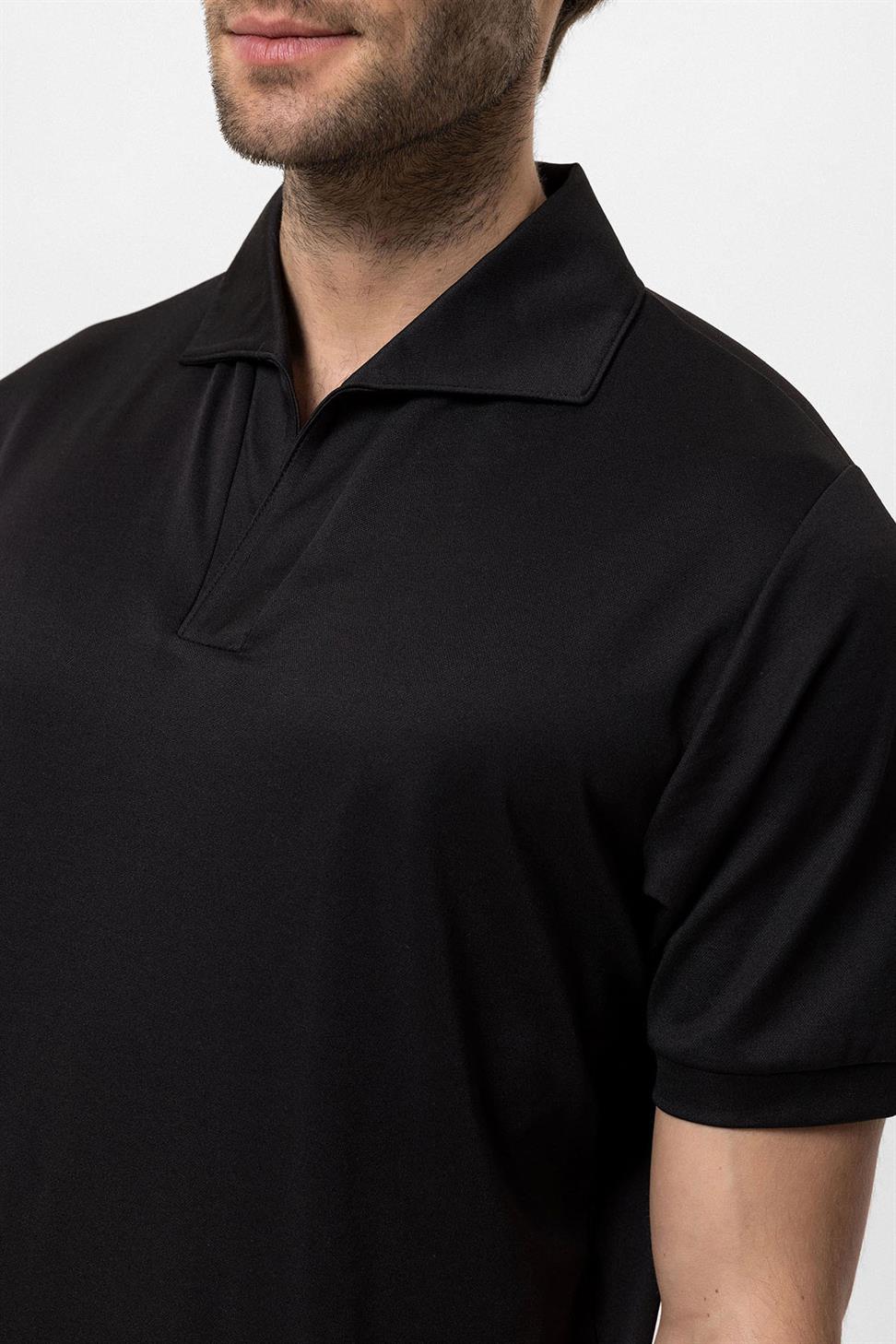 تي شيرت رجالي ذو قصة عادية وفتحة رقبة مفتوحة