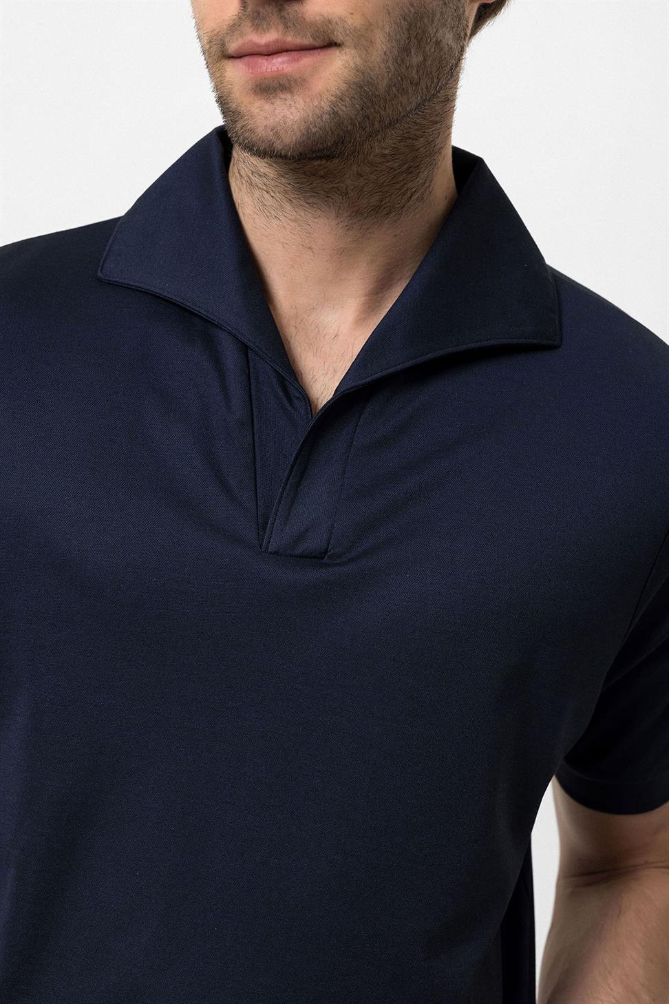 تي شيرت رجالي ذو قصة عادية وفتحة رقبة مفتوحة