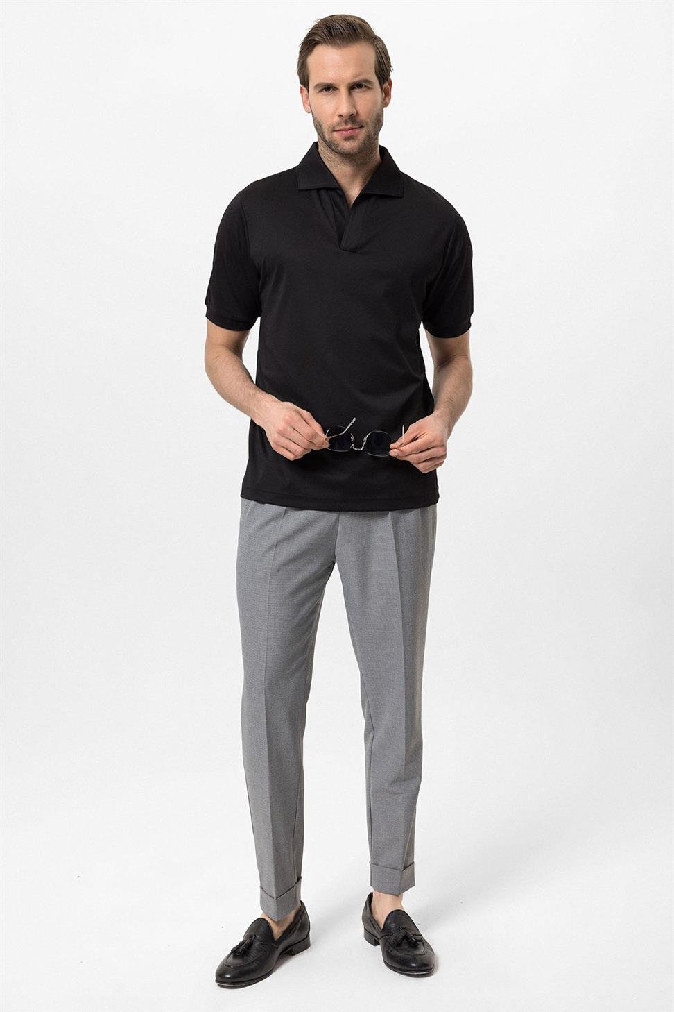 تي شيرت رجالي ذو قصة عادية وفتحة رقبة مفتوحة