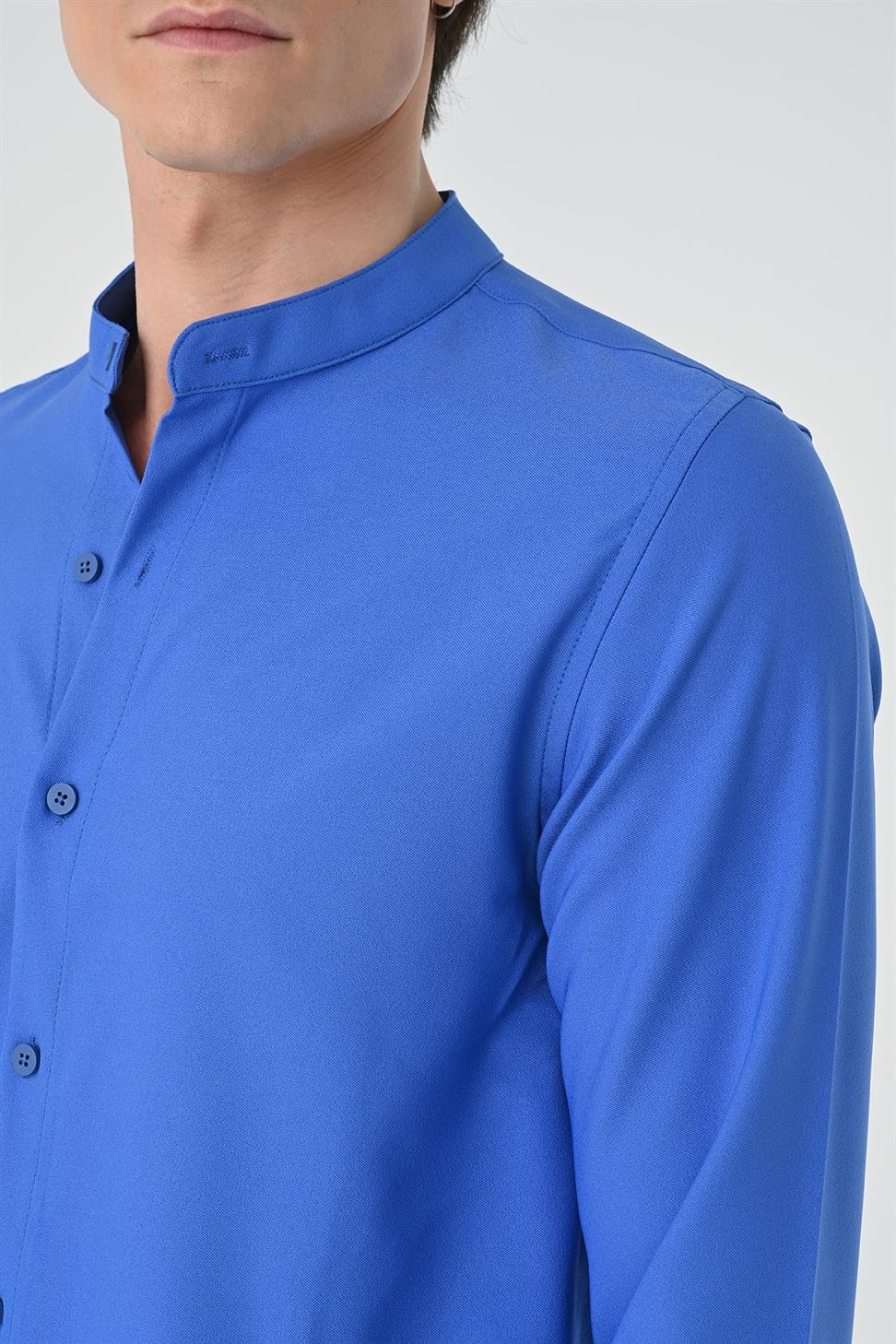 قميص رجالي ذو ياقة كلاسيكية بقصة عادية