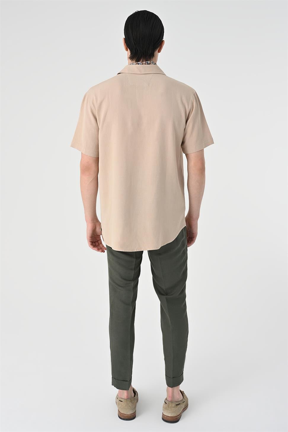 قميص رجالي بأكمام قصيرة وياقة شال مناسب للاسترخاء