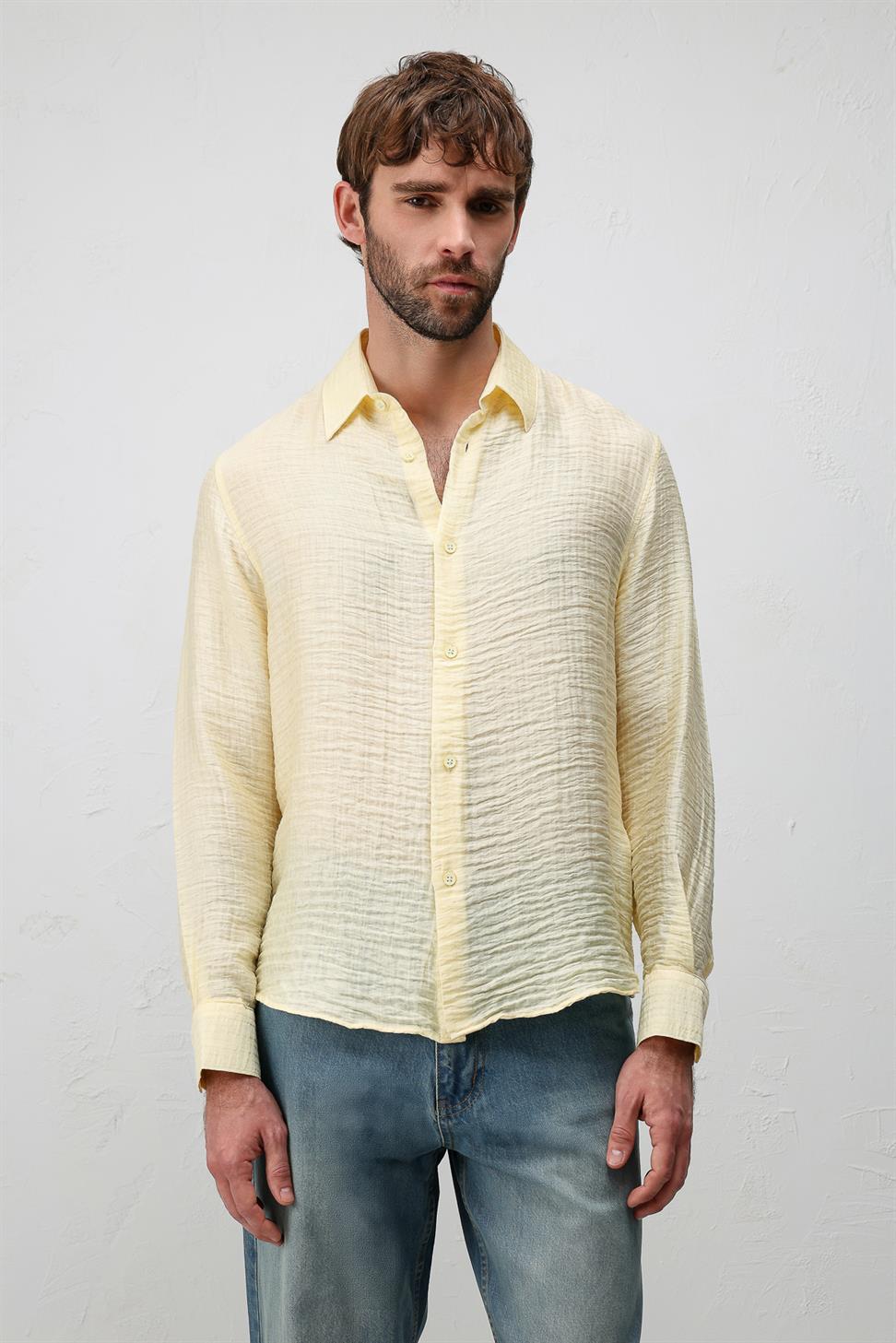 قميص رجالي مريح ومجعد