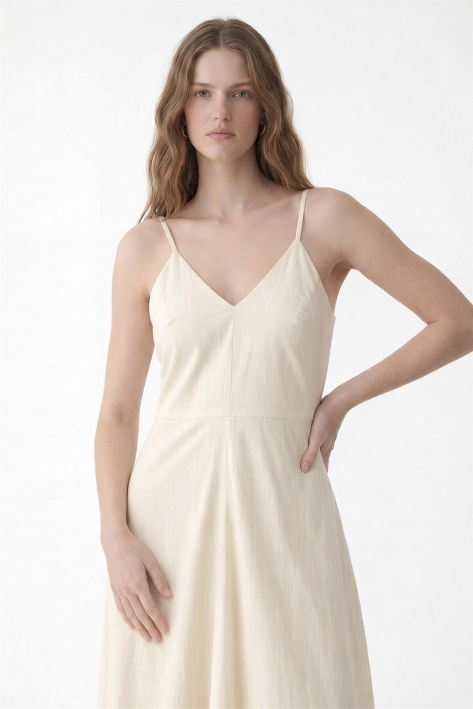 فستان نسائي مخطط من مزيج من الأقمشة