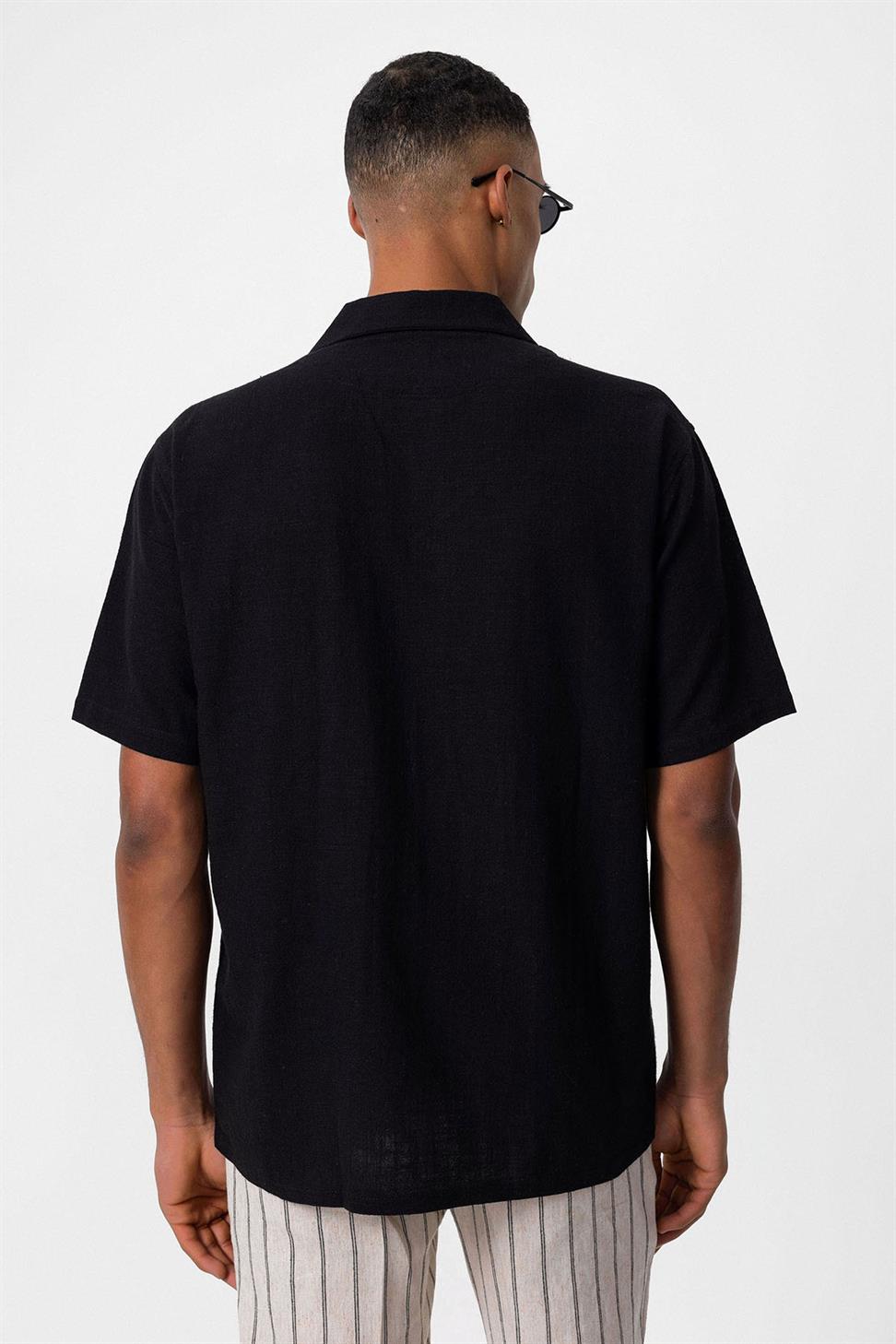 قميص رجالي من مزيج الكتان مع جيب على الصدر بياقة أباتشي
