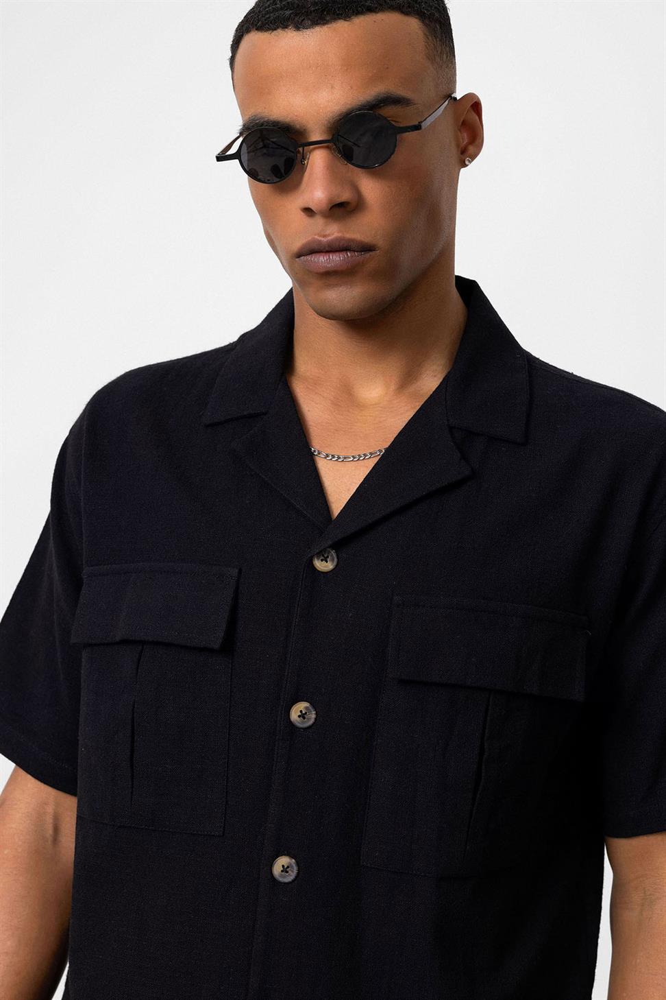قميص رجالي من مزيج الكتان مع جيب على الصدر بياقة أباتشي