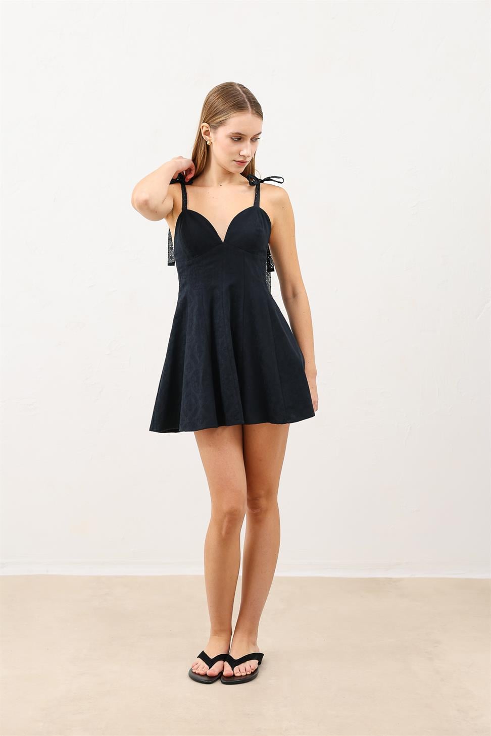 فستان قصير نسائي بكتفين مكشوفين