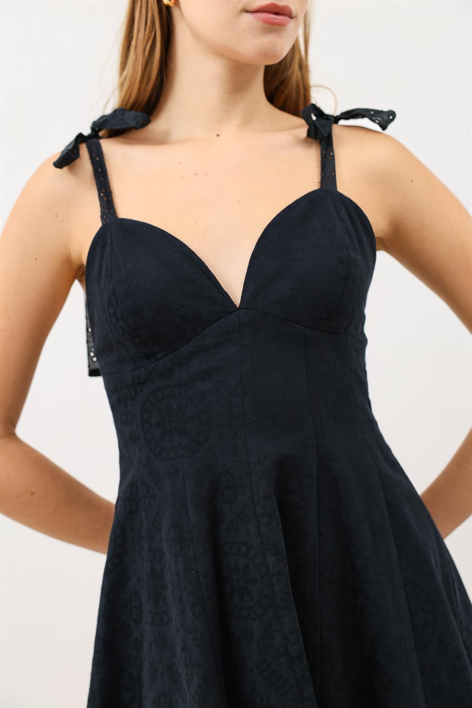 فستان قصير نسائي بكتفين مكشوفين