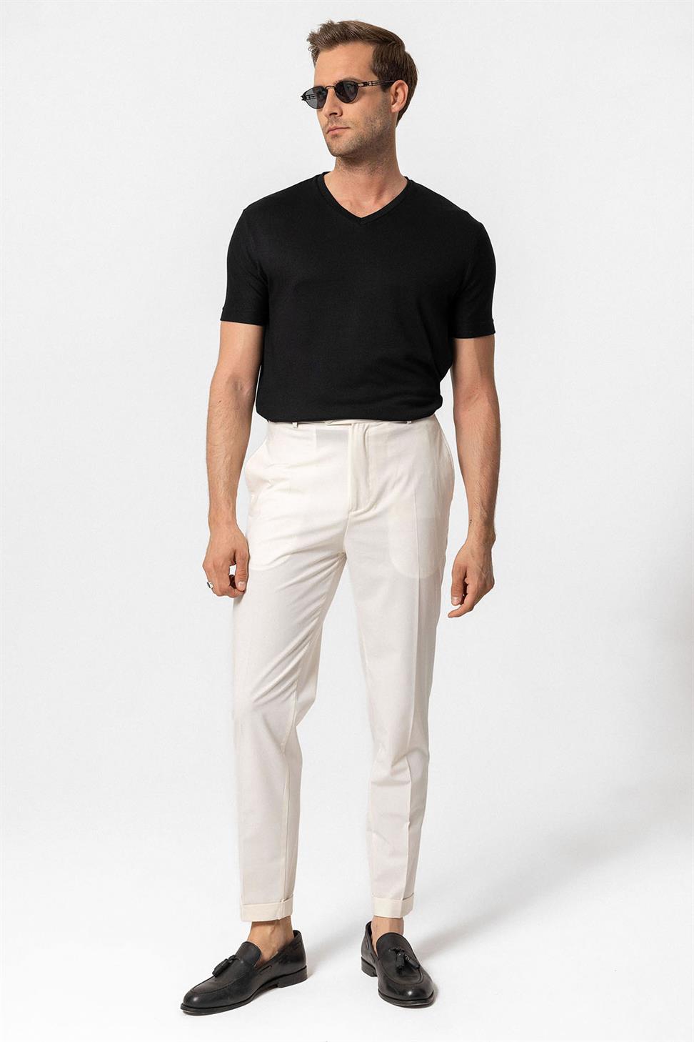 تي شيرت رجالي أساسي برقبة على شكل حرف V