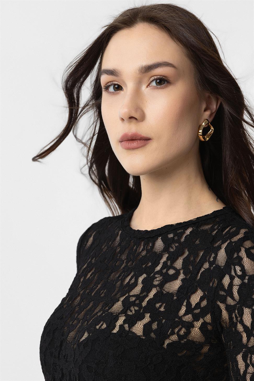 بلوزة نسائية شفافة من الدانتيل