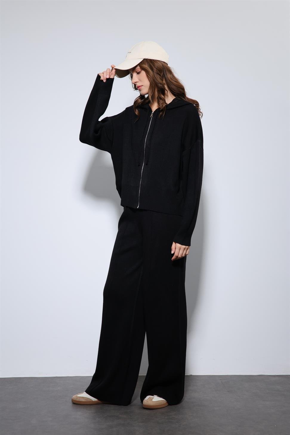 Antioch Siyah Kapüşonlu Üst ve Geniş Paça Triko Takım