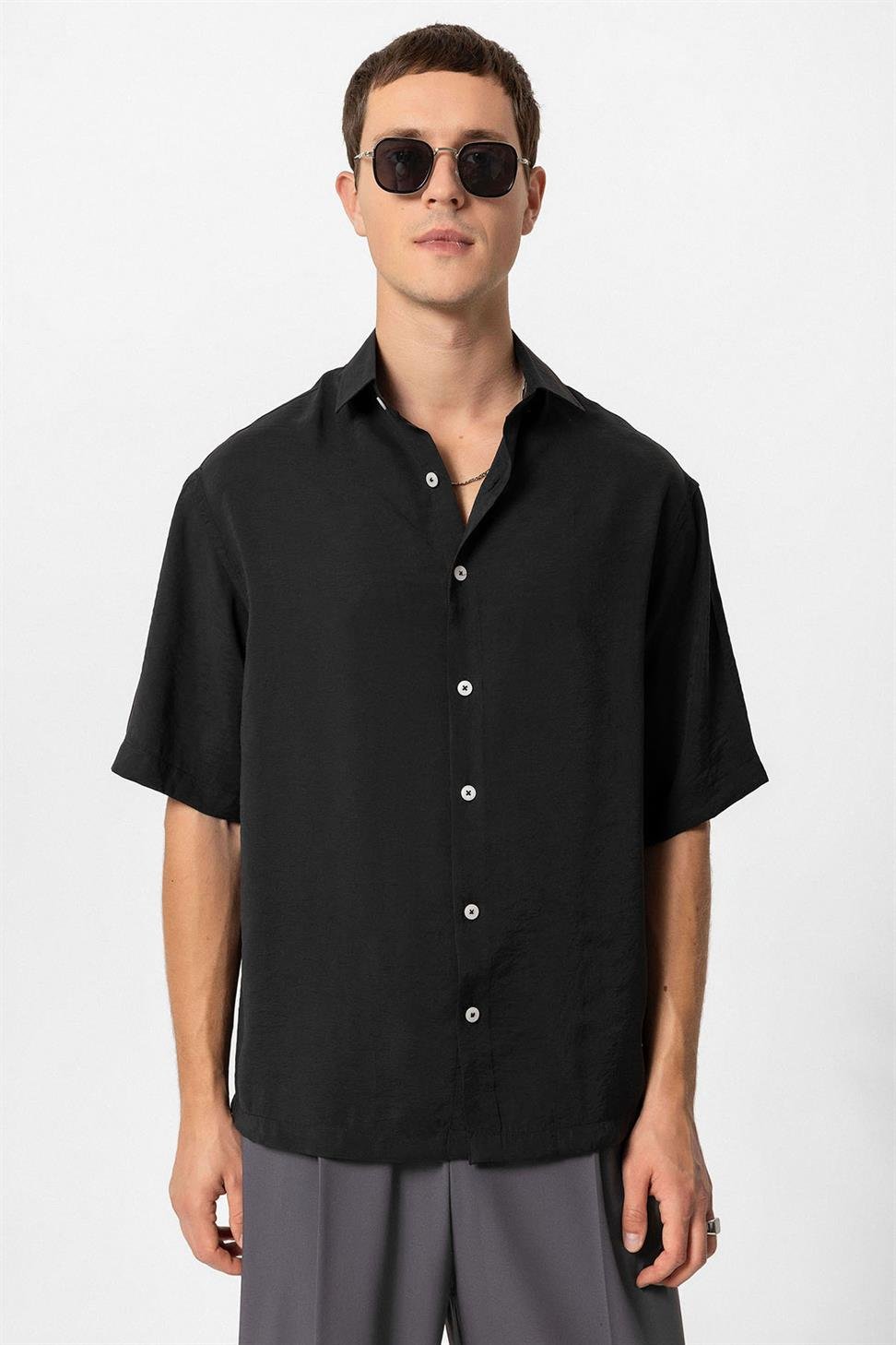 قميص رجالي بأكمام قصيرة مكشوف الأكمام