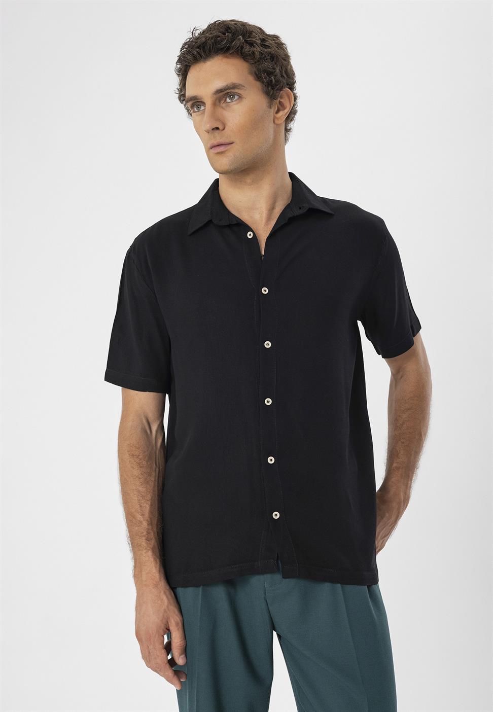 قميص رجالي بأكمام قصيرة عادية تناسب الرجال