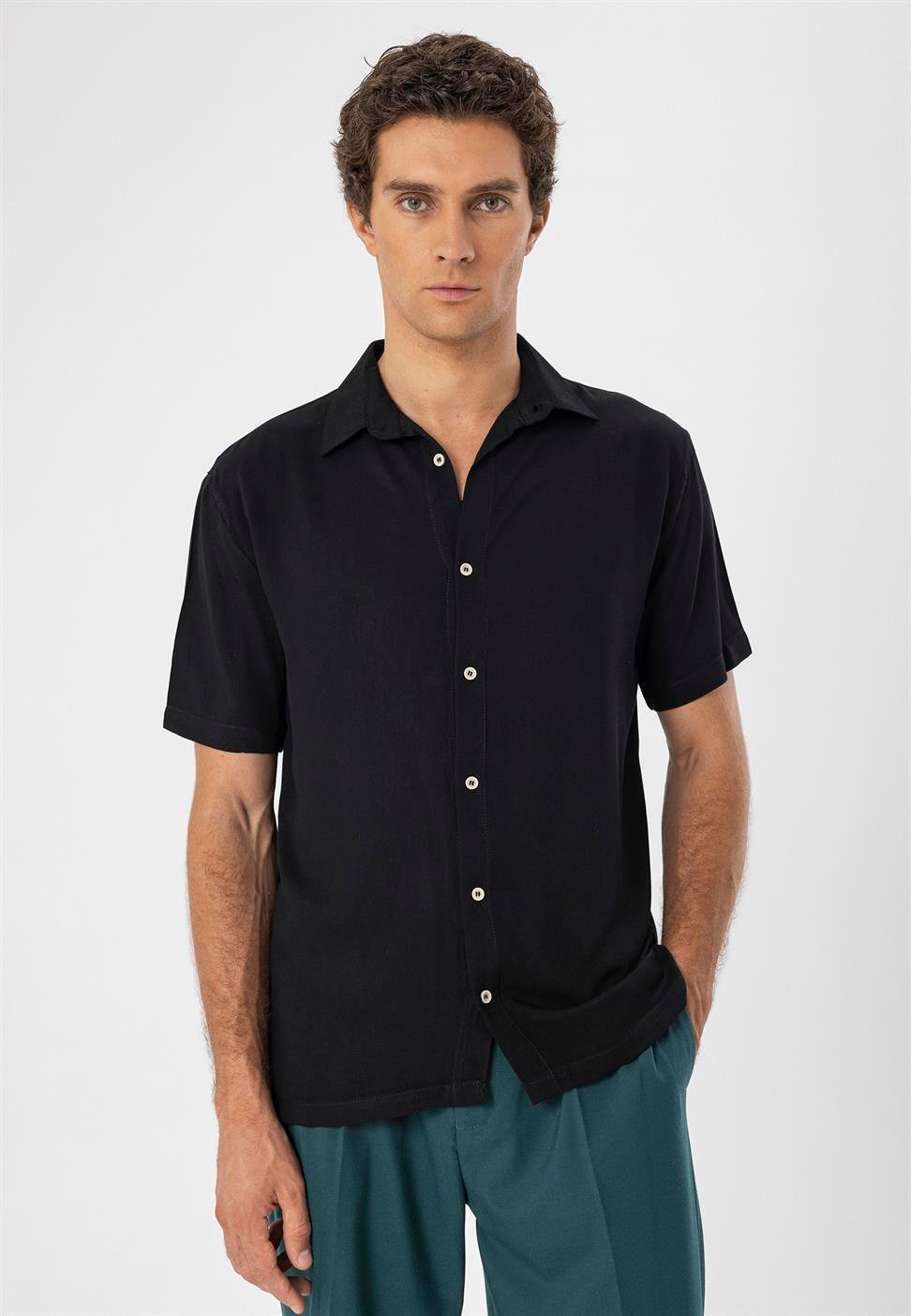 قميص رجالي بأكمام قصيرة عادية تناسب الرجال