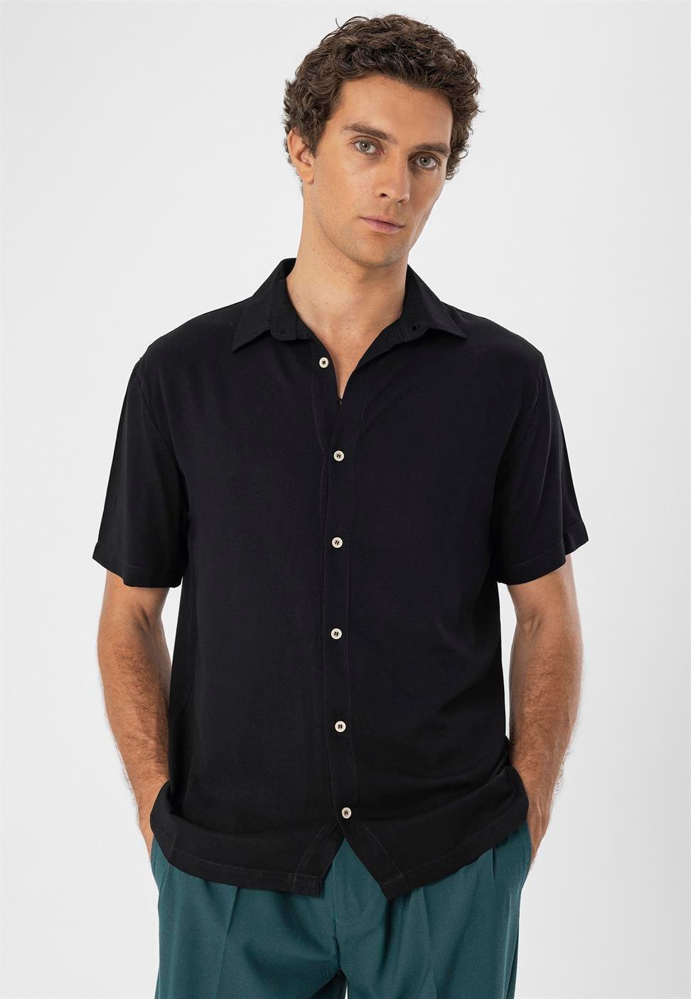 قميص رجالي بأكمام قصيرة عادية تناسب الرجال