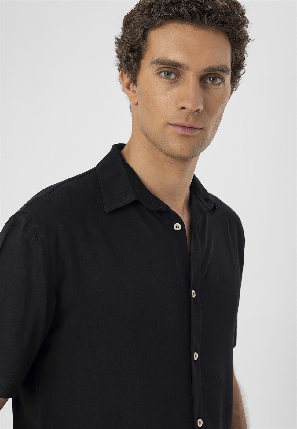 قميص رجالي بأكمام قصيرة عادية تناسب الرجال