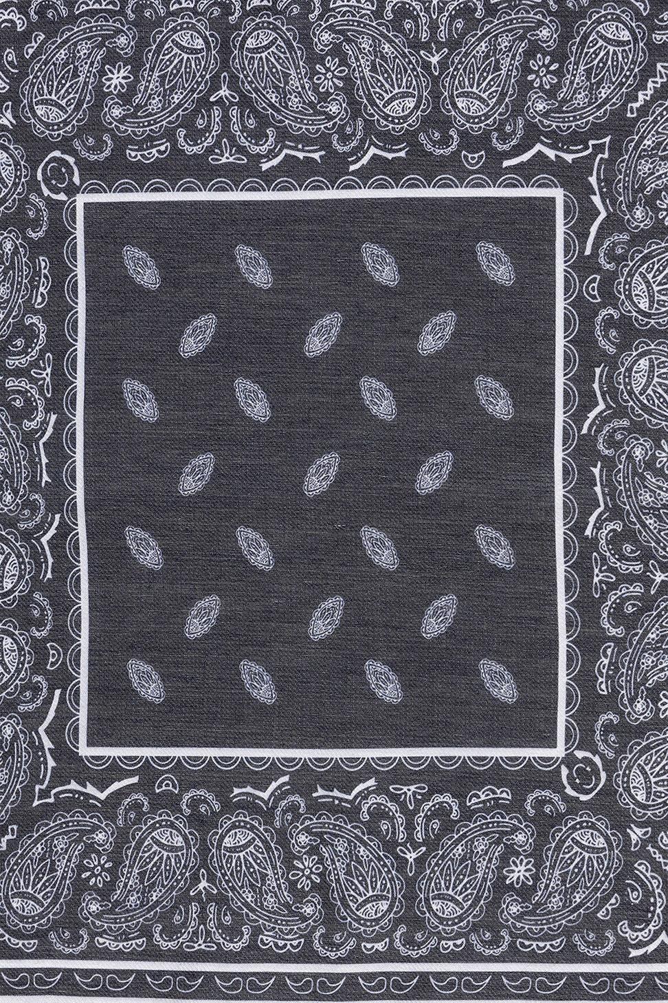 وشاح منقوش بنقوش عرقية في الزاوية