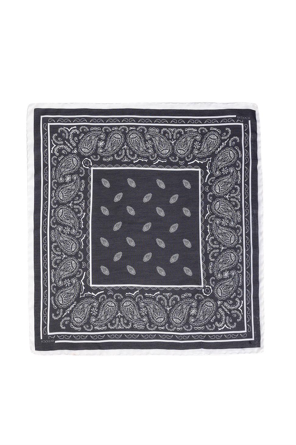 وشاح منقوش بنقوش عرقية في الزاوية