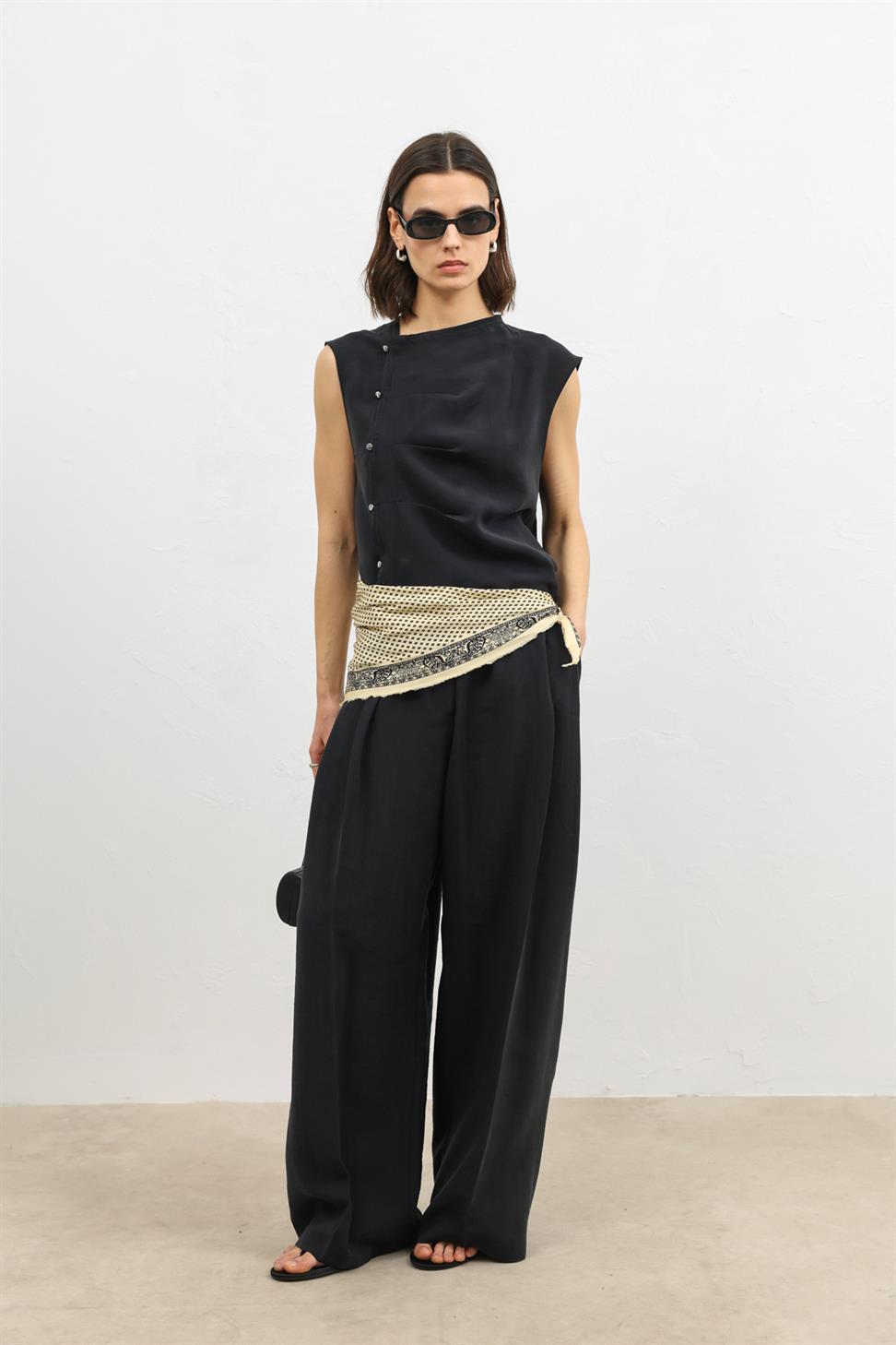 بلوزة نسائية بأزرار من مزيج الليوسيل