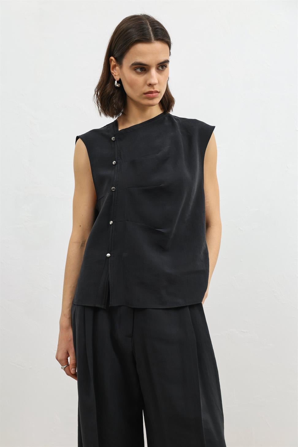 بلوزة نسائية بأزرار من مزيج الليوسيل