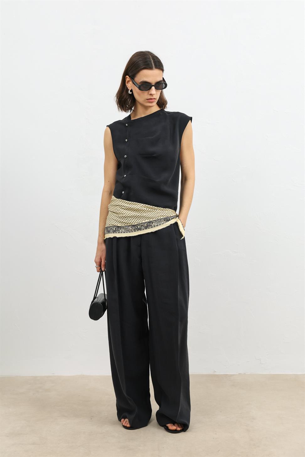 بلوزة نسائية بأزرار من مزيج الليوسيل