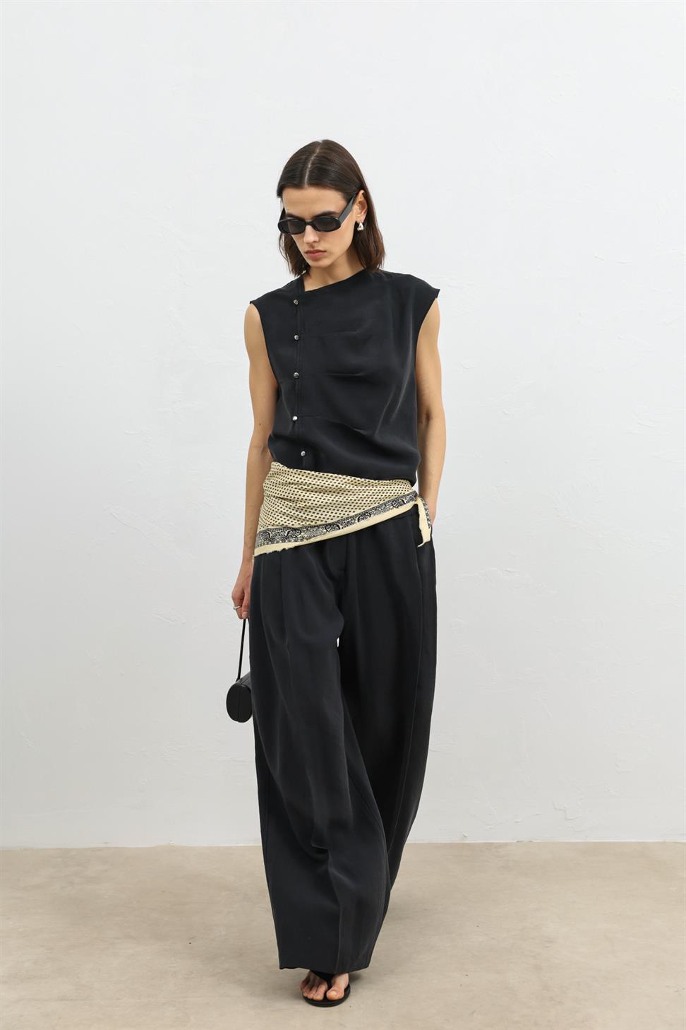 بلوزة نسائية بأزرار من مزيج الليوسيل