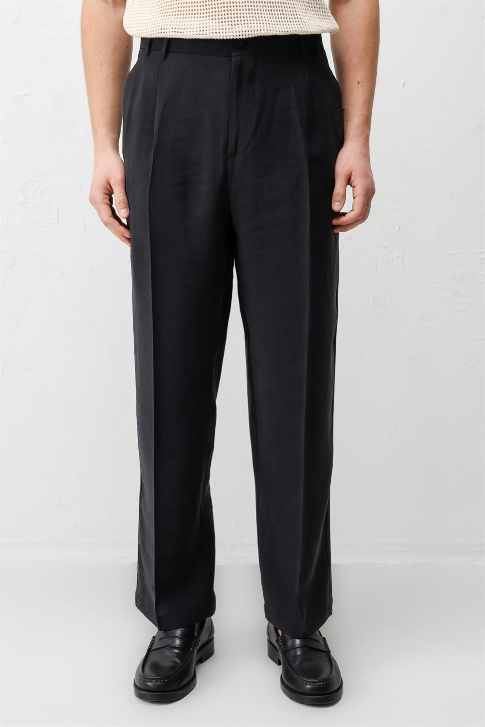 بنطلون رجالي مريح بقصّة واسعة من الليوسيل