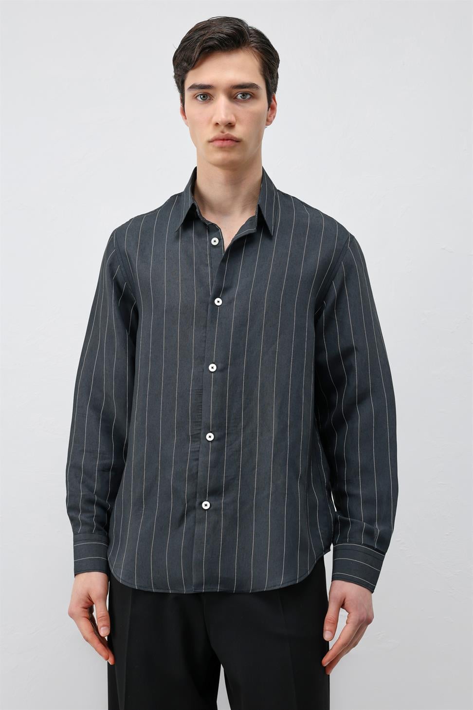 قميص رجالي مخطط من مزيج من الأقمشة