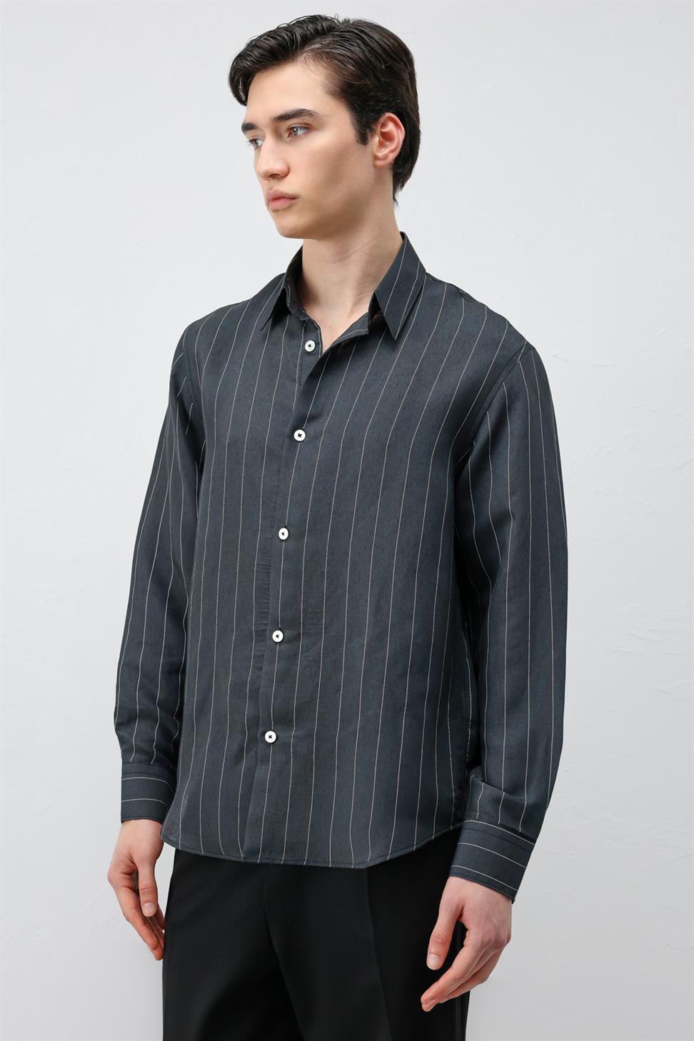 قميص رجالي مخطط من مزيج من الأقمشة