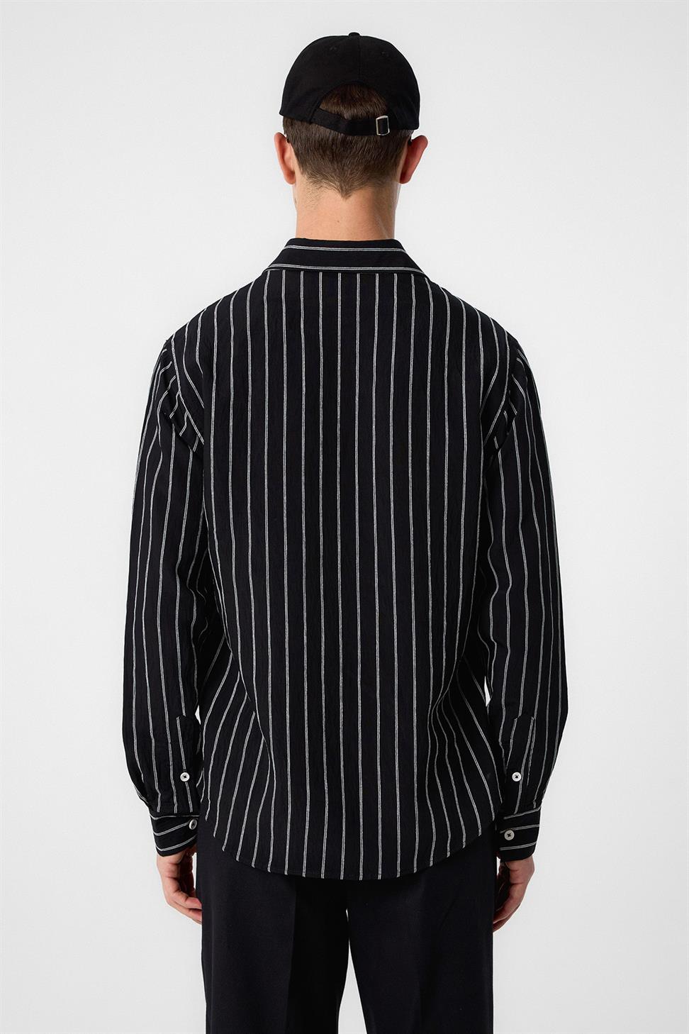 قميص رجالي مريح بخطوط