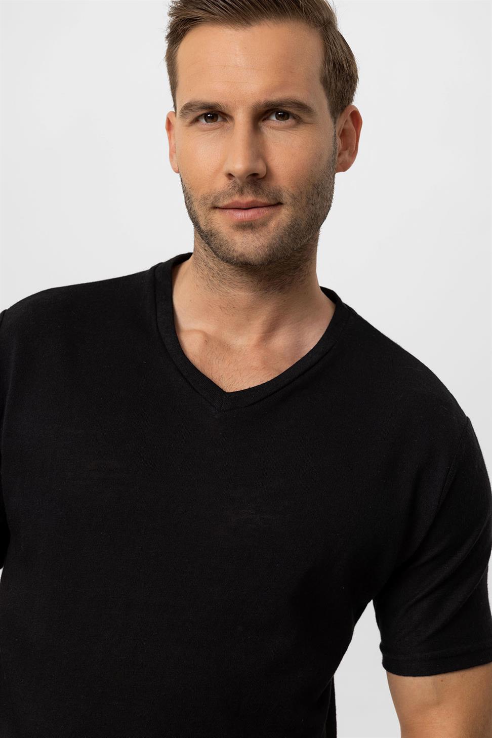 تي شيرت رجالي أساسي برقبة على شكل V