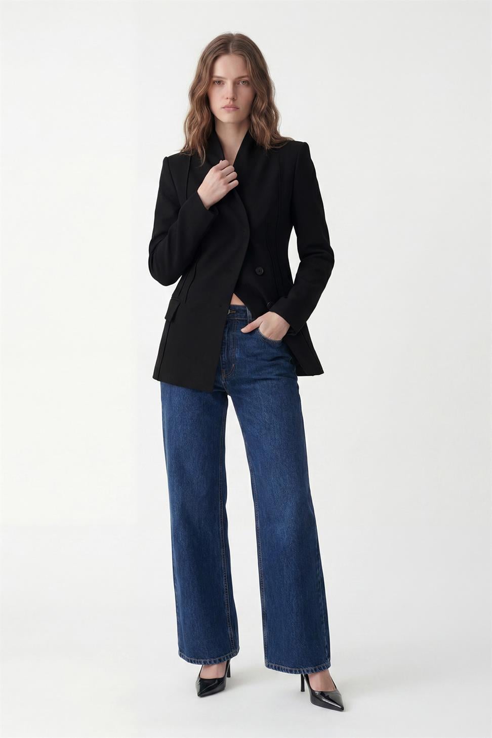 سترة بليزر نسائية ذات قصة ضيقة