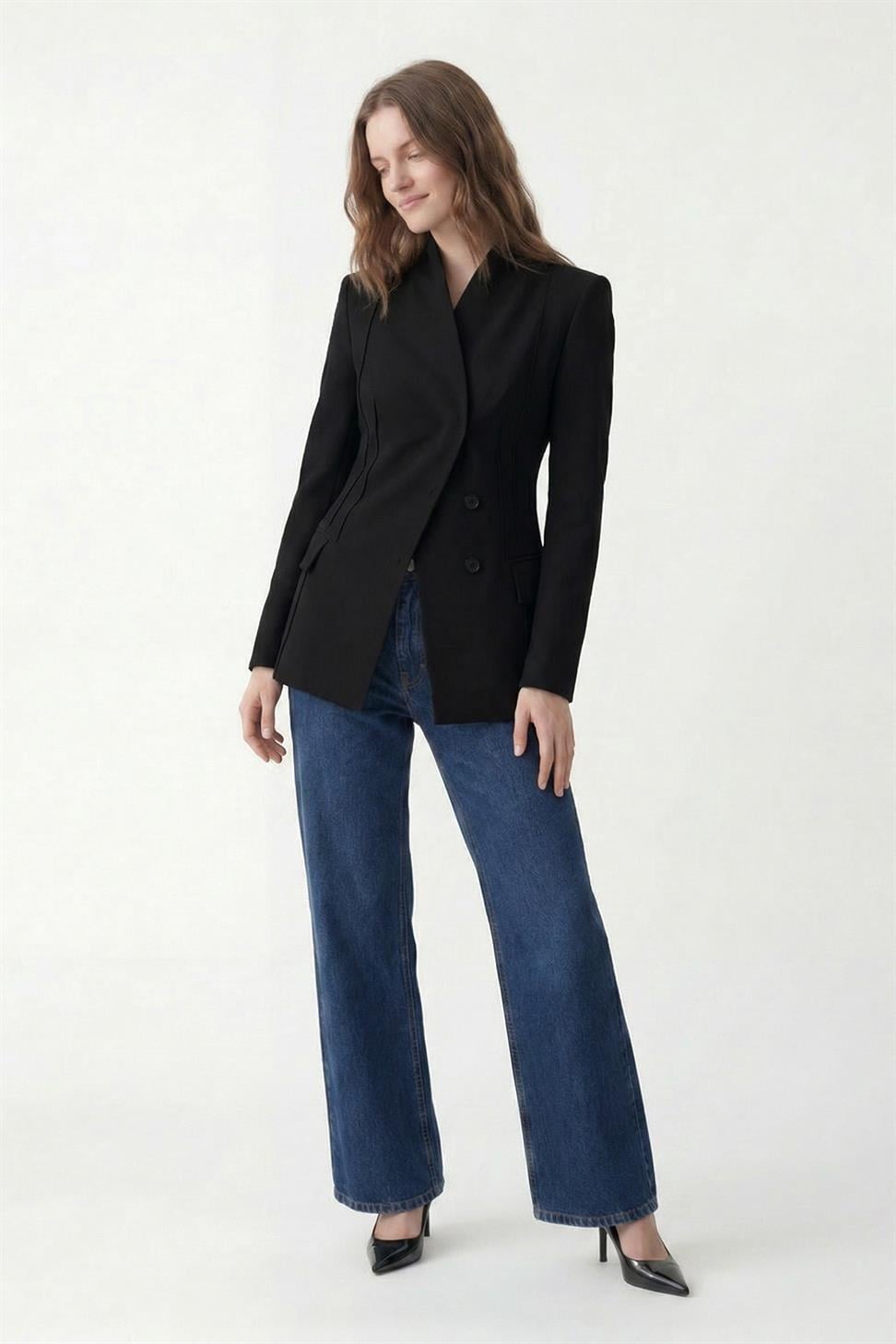 سترة بليزر نسائية ذات قصة ضيقة