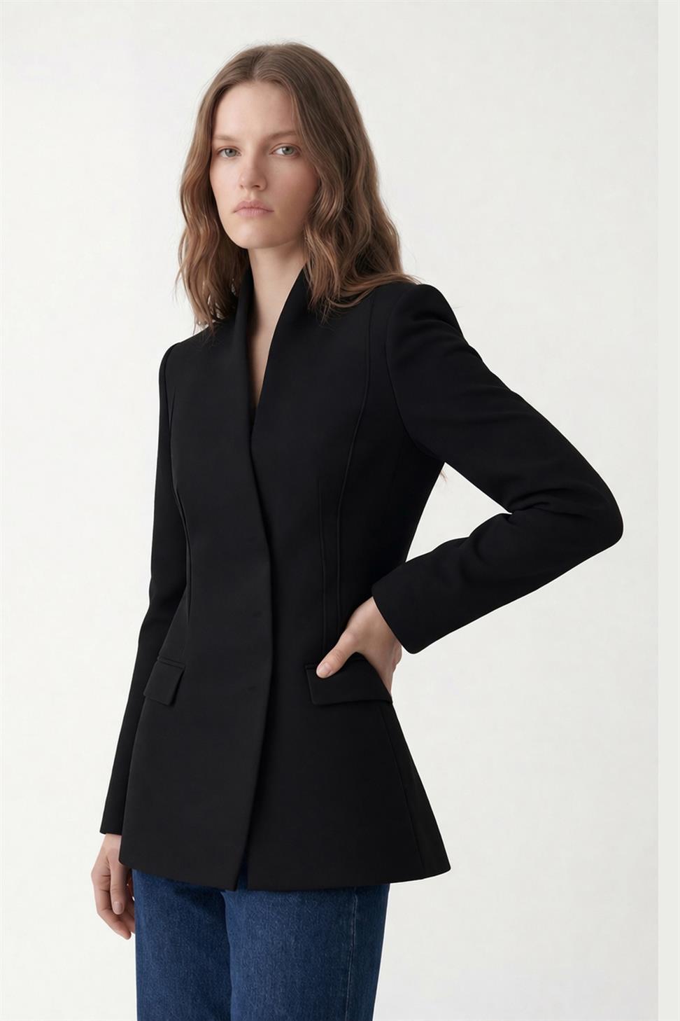 سترة بليزر نسائية ذات قصة ضيقة