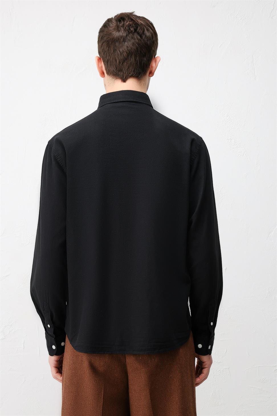 قميص رجالي قطني بأزرار عند الياقة