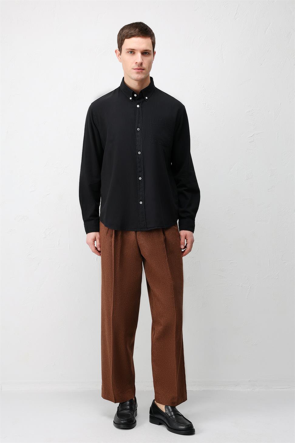 قميص رجالي قطني بأزرار عند الياقة