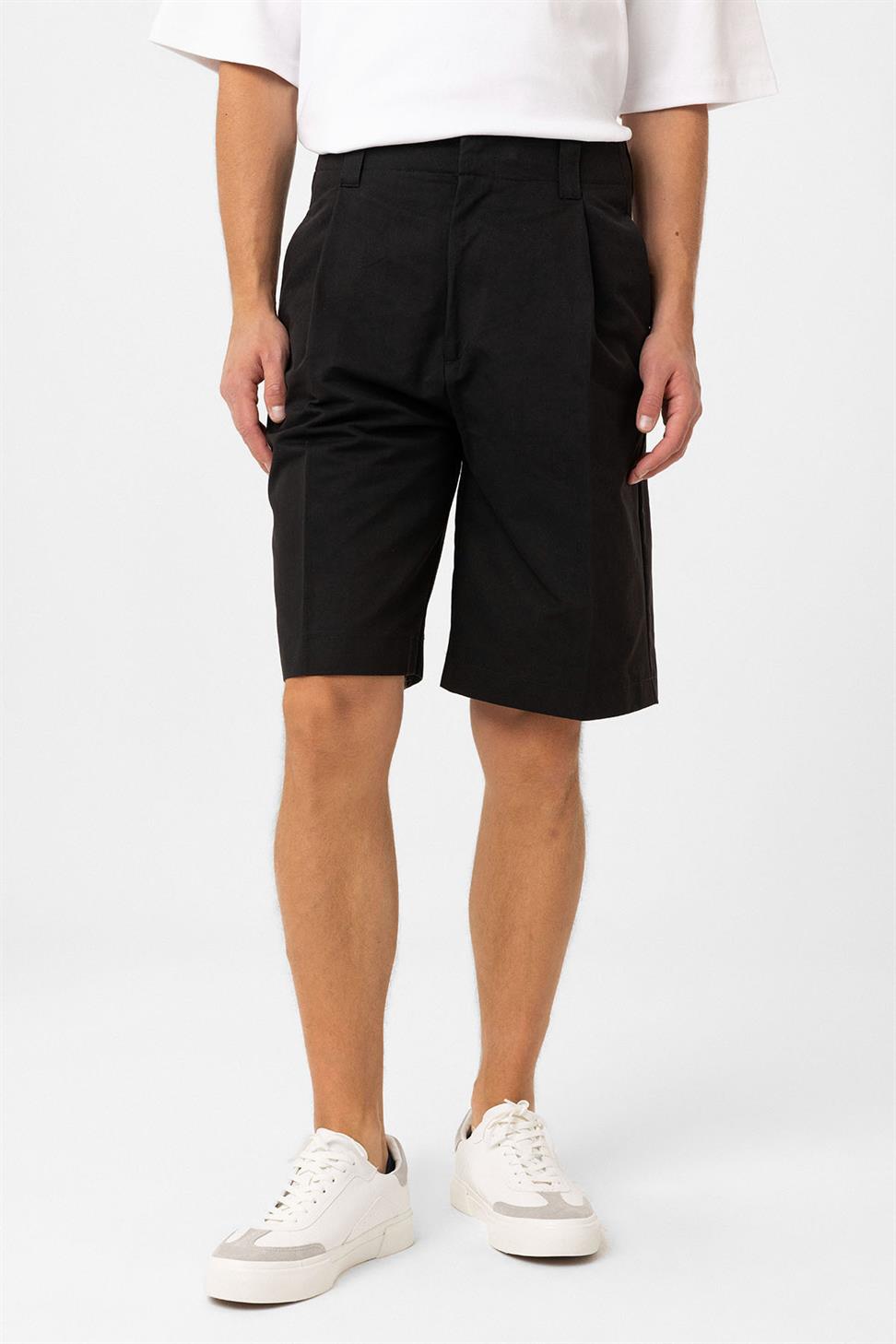 شورت برمودا رجالي مريح بخصر عالٍ وطيّات