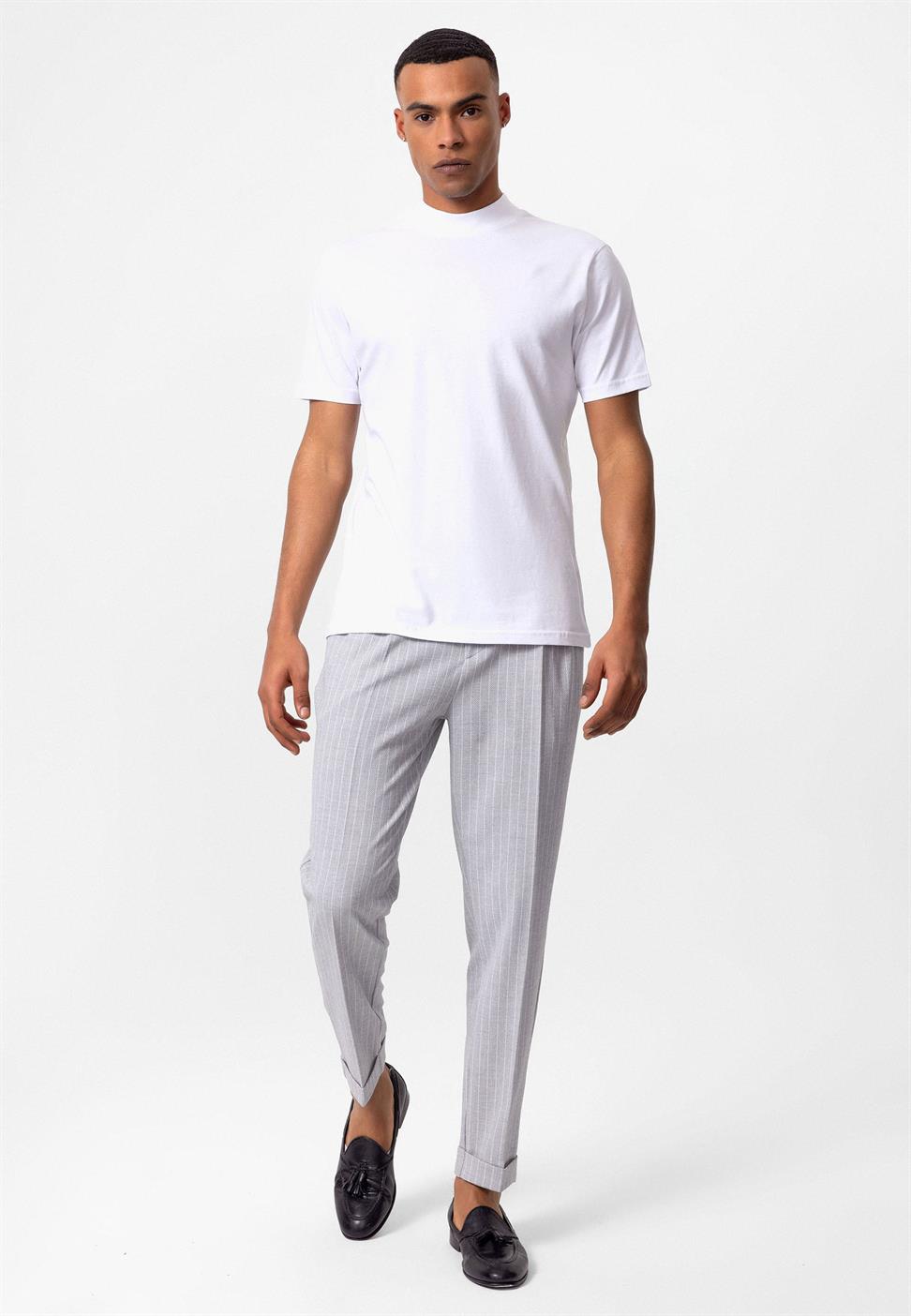 تي شيرت أساسي بقصة ضيقة