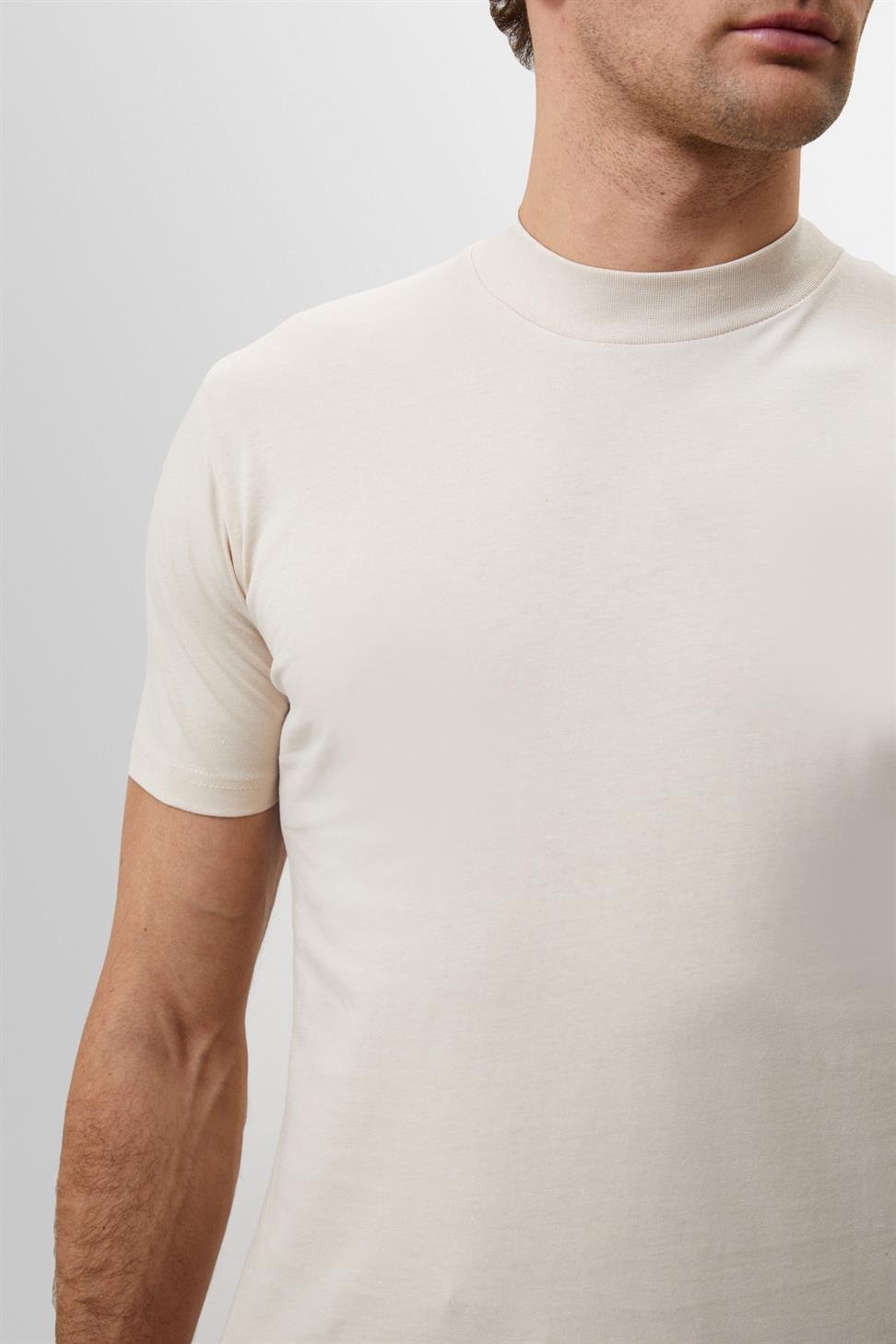 تي شيرت أساسي بقصة ضيقة