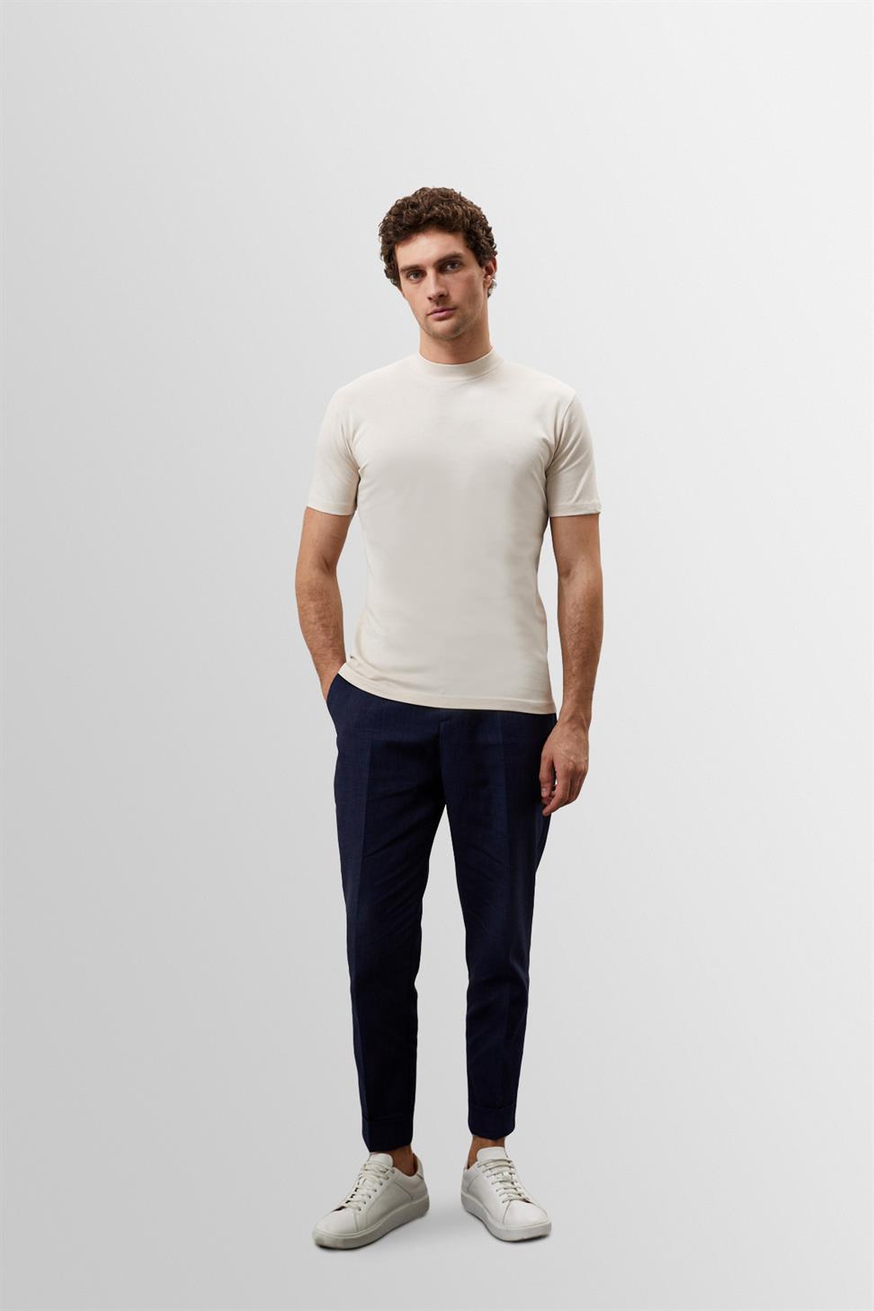 تي شيرت أساسي بقصة ضيقة